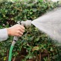Pack Pistolet à Eau à Pression avec Réservoir 8 en 1 et Tuyau d’Arrosage Extensible InnovaGoods
